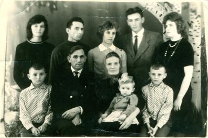 Дед Илья с женой, детьми и первой внучкой