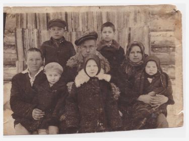 Фото примерно 1939-1940гг, А.П. Лавренов стоит вверху слева, рядом его племянник Лавренов А. К.(мой дядя). сидят; Полина Мосина(Лавренова)-его ст. сестра, на коленях у нее ее дочь Валя, далее И.Е. Мосин, дочь Шура,  моя бабушка Оля и моя мама Полина