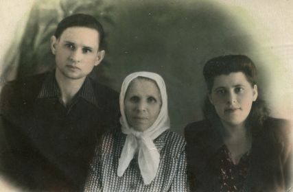 Леонид Михайлович с женой Антониной и тещей Анастасией Даниловной