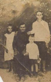 ЛИТВИНОВ НИКОЛАЙ ТИХОНОВИЧ,1904,брат с женой ЕФИМИЕЙ и детьми Анной,Иваном.