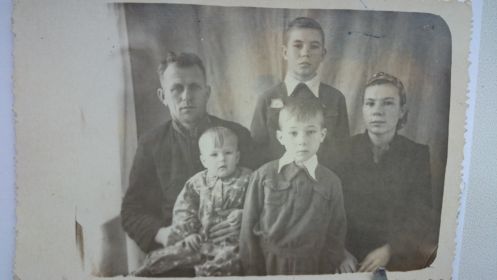 Наш герой дедушка со своей семьей супруга Прасковья и дети старший Николай, средний Владимир и младшая Галина.