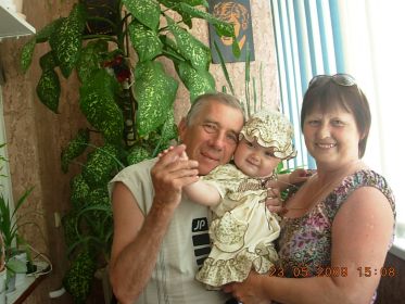 Владимир с супругой Еленой и внучкой Настей
