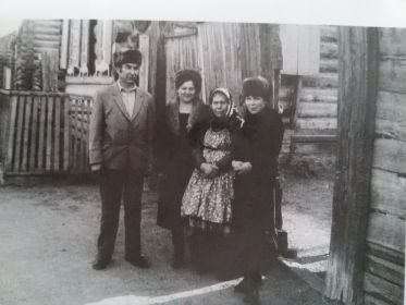 Жена Елена Веденеевна(Вторая справа).В девичестве Иванова.с.Хасурта.Март 1986 г.