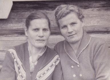 На фото: с право сестра Михаила - Мария Филипповна, с лево сестра Михаила - Клавдия Филипповна. 