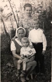 Дочь Нина с сыновьями Вячеславом и Владимиром и со свекровью