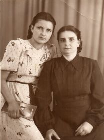 жена Лагода (Ткач) Александра Михайловна и дочь Лагода Лидия Андреевна