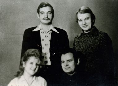 На фото с лево на право племянники Михаила Филипповича: Коневы Николай и Александр, Хозяинов Анатолий с женой.    