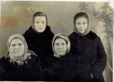 В первом ряду(справа) жена - Анастасия Тимофеевна, во втором ряду(слева) дочь - Валентина Егоровна.