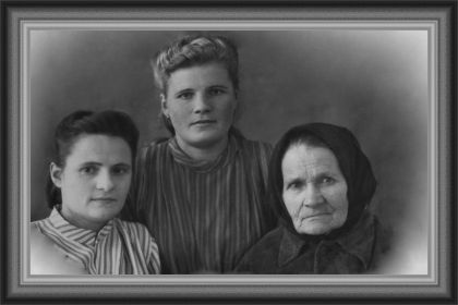 На фото с право на лево: мать Михаила - Александра Васильевна, сестра Михаила - Мария Филипповна, сестра Михаила - Марфа Филипповна. 