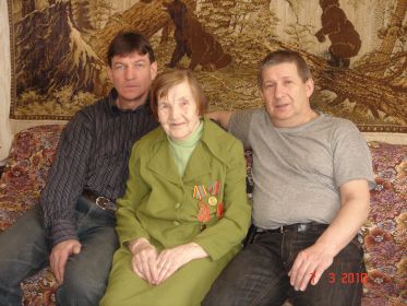 Воеводина Е.В. с сыновьями: Сергеем (слева) и Владимиром