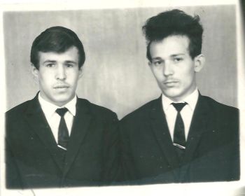 Сыновья: Владимир (слева), Аркадий (справа)
