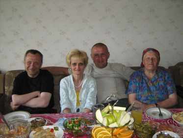 Дочь Валентина Егоровна и внуки  красноармейца (слева направо) - Владимир, Галина и Валерий.
