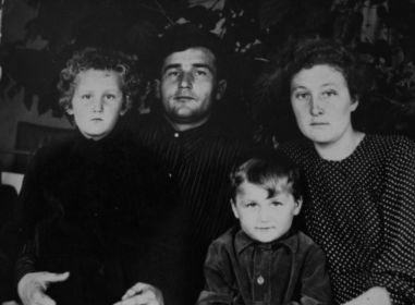 Лашин Николай Егорович со своей супругой Лашиной Лидией Григорьевной и детьми Людмилой и Геннадием. 1954год