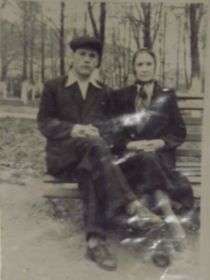 послевоенные годы мой папа со своей мамой