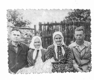 справа на лево.Сын Иван.Жена деда Анастасия Ивановна,сестра Анас. Ив .Боярко Донешка Ив. и племянник Боярко Иван Триф. 
