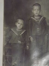 мой папа и его старший брат в 1931 году