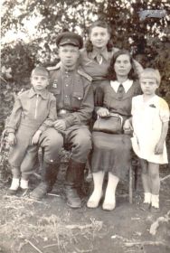 Семья Прокофия Васильевича : жена , средняя дочь Нина ( вверху), близнецы Людмила и Валерий