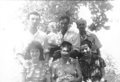 1964г. Леонид  Георгиевич с женой и детьми.