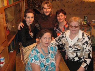 Дочь Валентина (сидит справа), внучка Наталья (Обухова) во втором ряду первая слева, Людмила Макаровна Белаш (Падар), ее дочь Светлана (Камагаева), и Тамара (Белоколодова) - сноха Анеты Макаровны Белоколодовой (Падар)