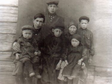 Григорьев Н.П. с семьей, 