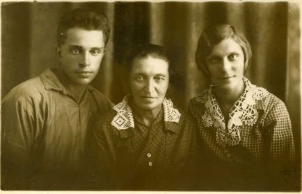 Лапин Павел со своей мамой и сестрой Ольгой