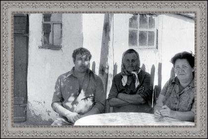 На фото: сын Макара Емельяновича - Валерий, жена Макара - Мария Фёдоровна, сватья (тёща сына Валерия) - Александра Фёдоровна