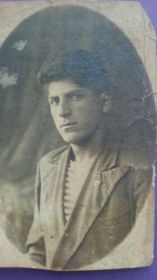 Папин брат,Григорьянц Андраник Григорьевич, погиб под городом Алагиром.