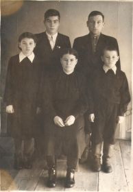 С женой Фетинией Ивановной и детьми: Андреем, 1940г.р., Зинаидой, 1945 г.р., Алексеем, 1947 г.р.