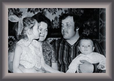 На фото: сын Макара - Валерий с семьёй: жена- Галина, дети - Марина и Михаил (внуки Макара).