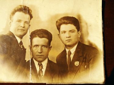 Трое братьев Морозовых : Яков Осипович (крайний слева); Андрей Осипович (центр); Имя не помним (крайний справа)