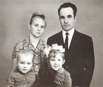 1968 семья Павловых (моя мама (дочь солдата), отец и мы с братом)