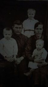 Михаил Федорович с супругой Марией Макаровной (Падар) и детьми дочери Валентина и Лида и сын Павел 