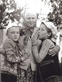 1974 год, разъезд село Юма, Кировская область. На фото: бабушка Лена (Герасимова Елена Никоновна - жена солдата), мой брат Сережа и я (внуки солдата)