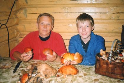 дочь солдата, моя мама Галина Васильевна Павлова (Герасимова) с внуком Ильей на даче. примерно 2005 г.
