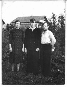 С женой Марией Сергеевной и сыном Виктором Максимовичем