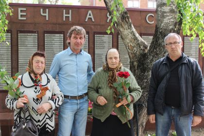 Сестра, дочь и внуки на могиле Женетль Н.И. г. Славянск на Кубани