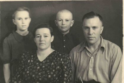 С женой Евгенией Дмитриевной, дочерью Натой и сыном Владимиром
