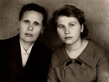 На фото: Александра Никандровна с дочерью Зинаидой