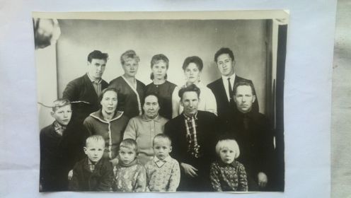 Александр Макарович (крайний справа во втором ряду) с мамой, с братом  и сестрами, с племянниками