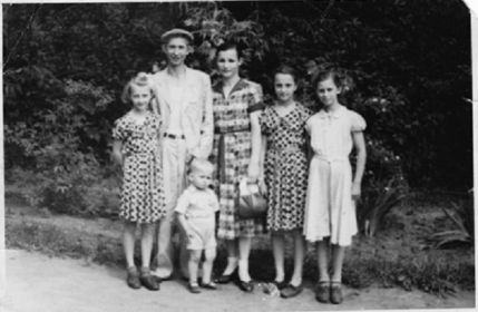 Виктор Михайлович с женой, детьми и племянницей