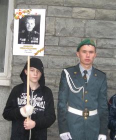 Глеб Акиньшин - правнук с портретом деда, на Параде Победы в строю Бессмертного полка.