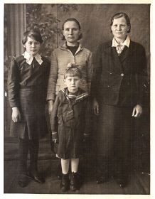 Жена Евдокия Николаевна с дочерьми Машей и Клавой