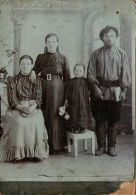 Отец Андрей Васильевич Белобородов, мать Просковья Филипповна Белобородова (Лузинская), младшая сестра Варвара, тетка Екатерина Филипповна Лузинская (на стуле).