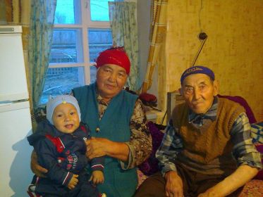 Дедушка с бабушкой и правнуком