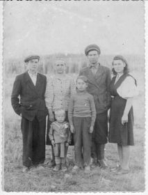 Аристарх с женой, детьми и внуком незадолго до смерти 1950-1951гг