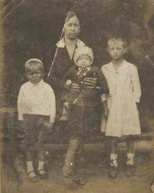 жена Мария Павловна с детьми Галиной, Борисом и Верой