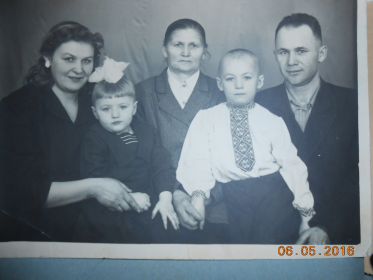 Семья младшего сына Леонида Васильевича.