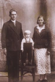 До войны: Федос Андреевич с женой Евдокией Николаевной и сыном Иваном