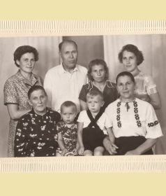 Лето 1963 года. Семья Анны Ивановна - Слева, стоя, ее старшая сестра Антонина; также слева, сидя, ее мать; вторая справа, стоя, самая младшая из сестер - Зоя Ивановна "Зайчик"