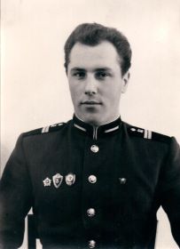 Анатолий Федорович - достойное продолжение рода. Нес службу в Германии, продолжая дело деда и защищая мир советских граждан.